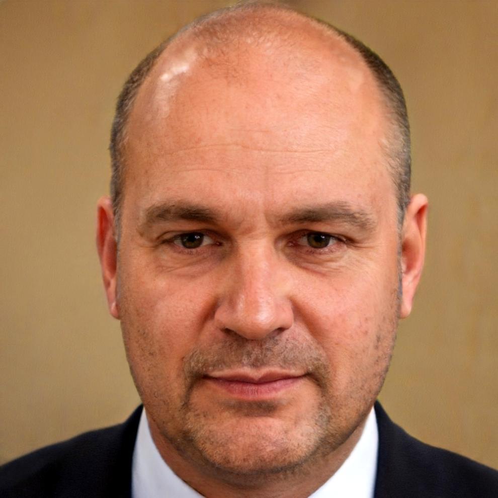 Miembro del equipo evihotivoeharo trabajando en análisis financiero