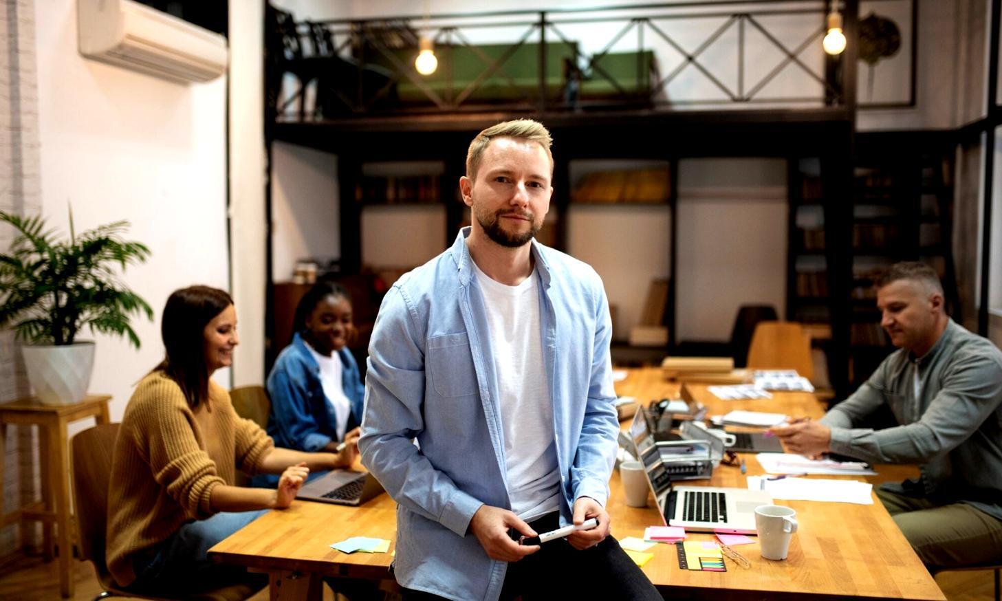 Equipo colaborando en análisis financiero estratégico